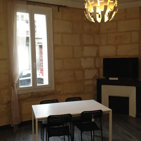 Gare Saint Jean Apartment *